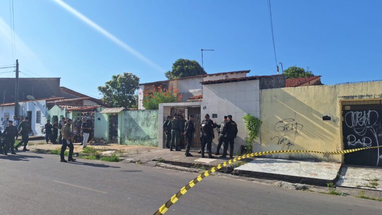 Dois homens são mortos a tiros ao chegarem de mudança para casa nova em Fortaleza