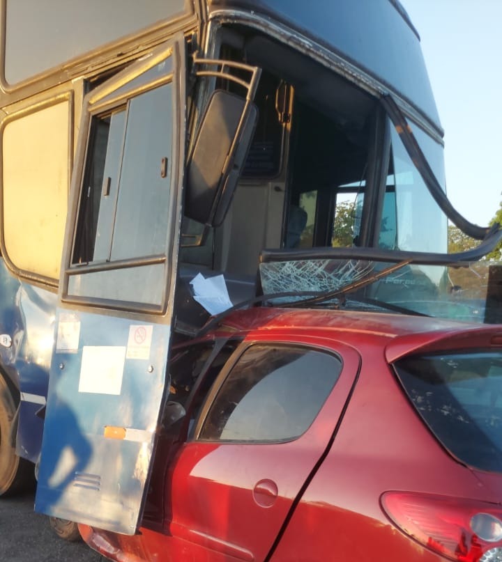 Colisão frontal entre carro e ônibus deixa dois mortos na BR-116, em Pacajus