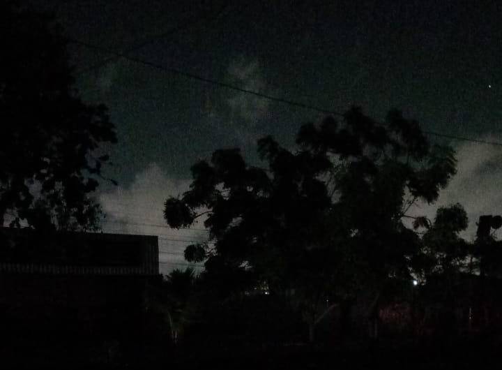 Moradores do bairro Parangaba, em Fortaleza, relatam apagão na noite desta segunda-feira (20)