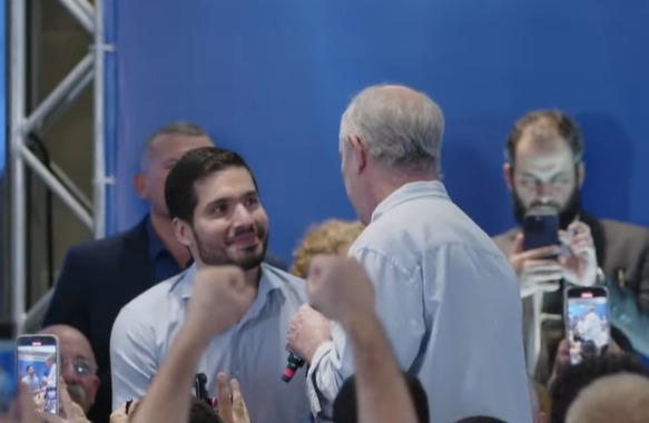 Após atritos e desavenças, Ciro Gomes elogia André Fernandes em filiação ao PSDB: “Jovem talento”