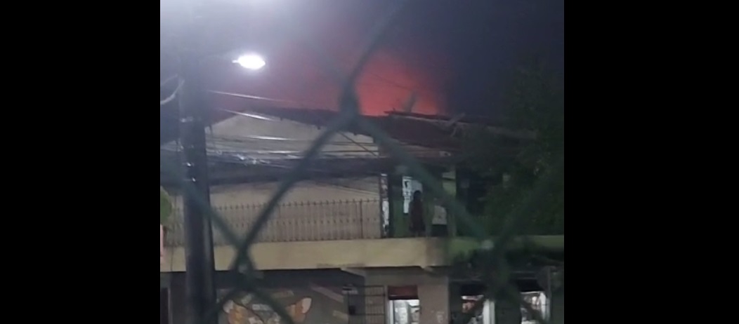 Incêndio destrói kitnet em Fortaleza após vazamento de gás dentro do imóvel