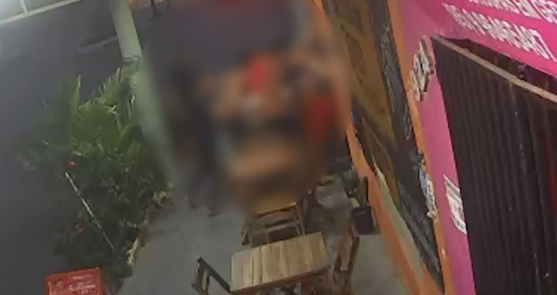 Homem autista é agredido em comércio por usar camisa do Fortaleza; ação foi flagrada em vídeo