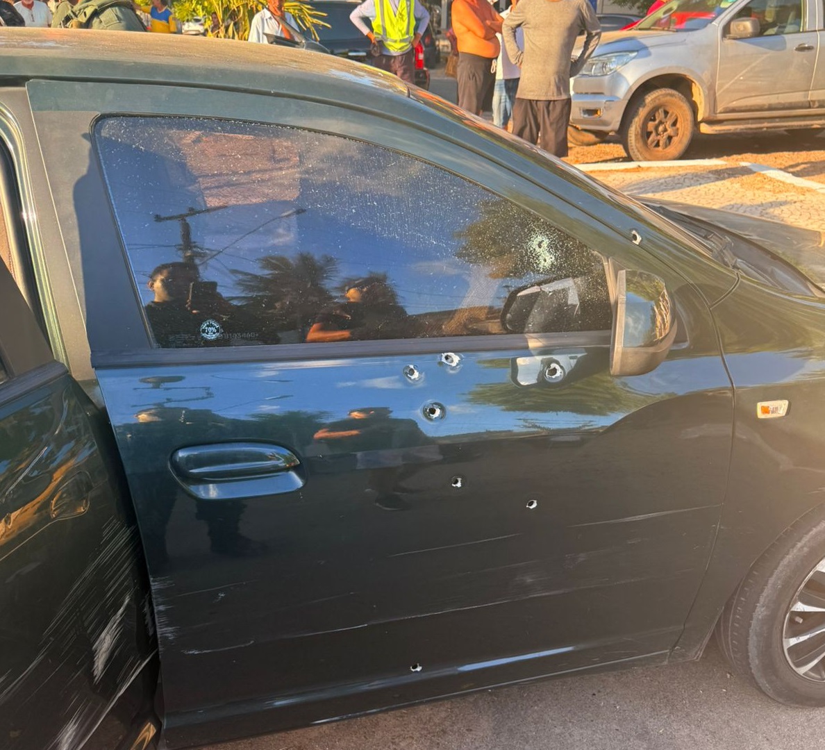 Carro ocupado por casal é atingido com 16 tiros em Fortaleza; mulher fica ferida