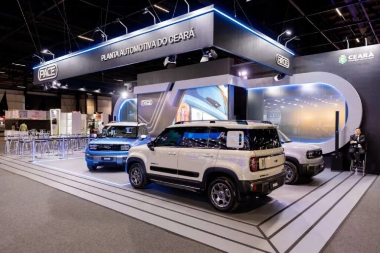 Em São Paulo, Elmano mostra primeiro carro que será produzido no Polo Automotivo do Ceará