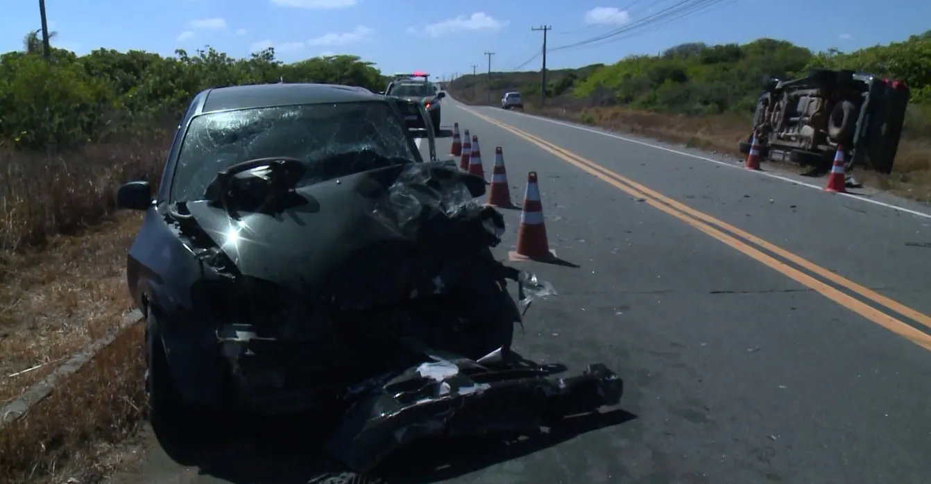 Acidente entre dois carros deixa motorista ferido em estrada no Porto das Dunas, no Ceará