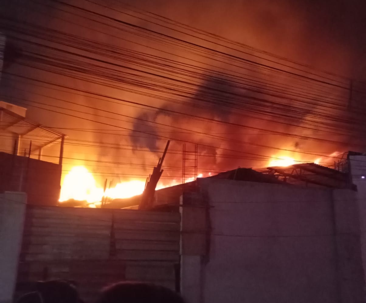 Incêndio atinge empresa de tingimento de jeans em Fortaleza