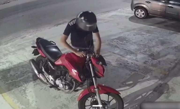 Homem tenta furtar moto em Fortaleza, mas trava no pneu impede; ação foi flagrada em vídeo