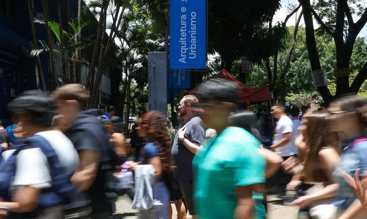 Primeiro dia do Enem 2025 tem abstenção de 27% e 3,2 mil eliminados por irregularidades