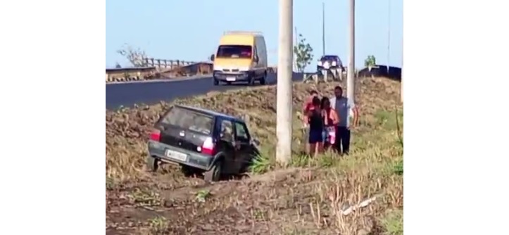 Acidente: carro sai da pista e cai em vala ao trafegar na BR-020, no Ceará