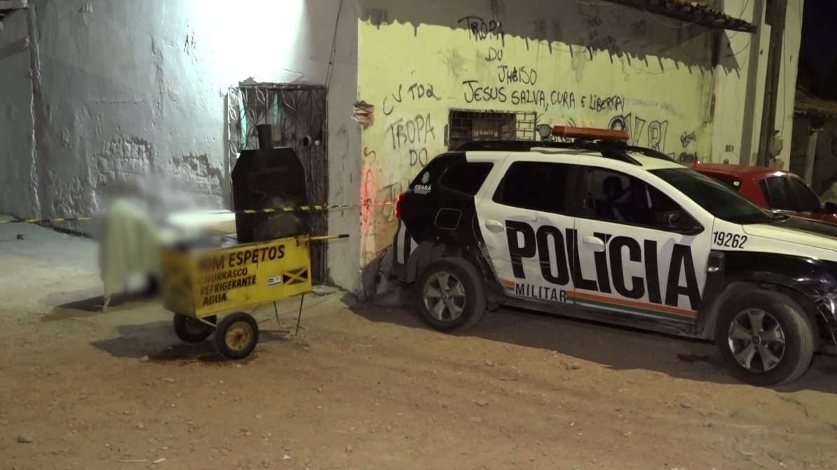 Homem é morto a tiros enquanto vendia espetinho em rua de Fortaleza