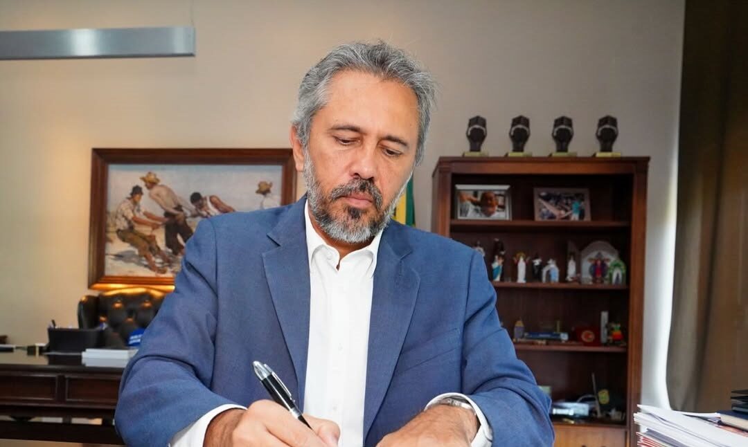 Elmano sanciona novo plano de cargos e carreiras para servidores da Uece, UVA e Urca