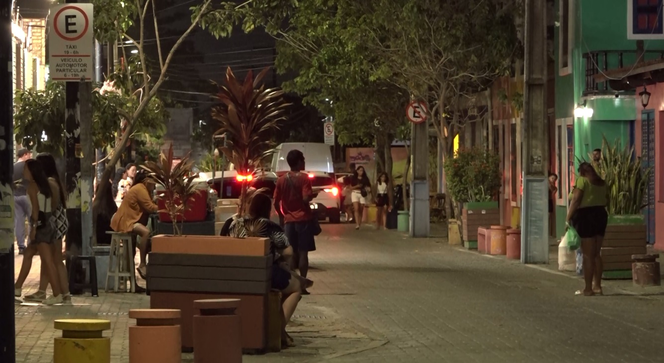 Rua dos Tabajaras, na Praia de Iracema, se mantém como palco boêmio e ponto turístico em Fortaleza