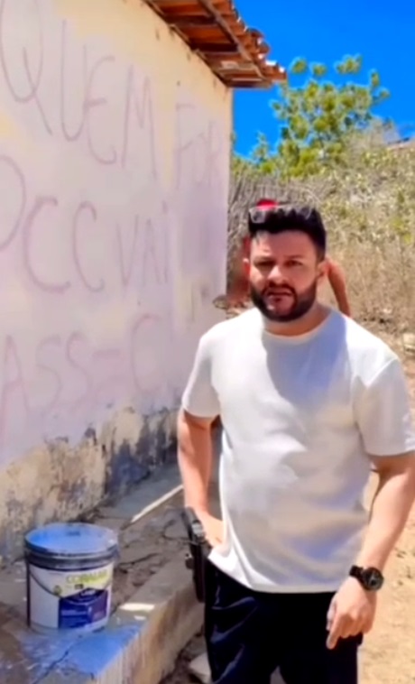 Policiais cobrem pichação de facção criminosa em Quixeramobim, no interior do Ceará