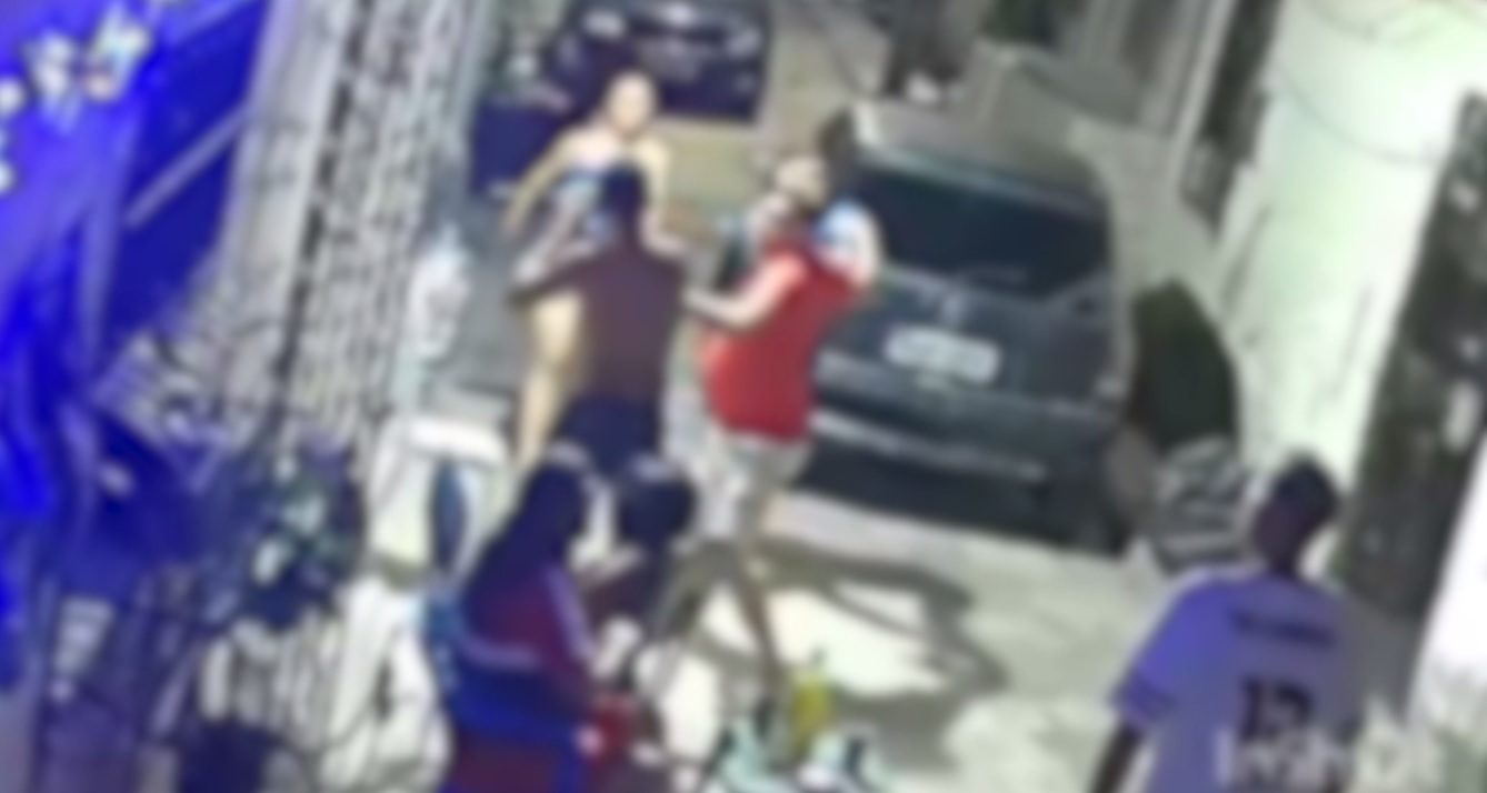 Homem é espancado em casa e expulso de bairro em Fortaleza após briga com vizinho