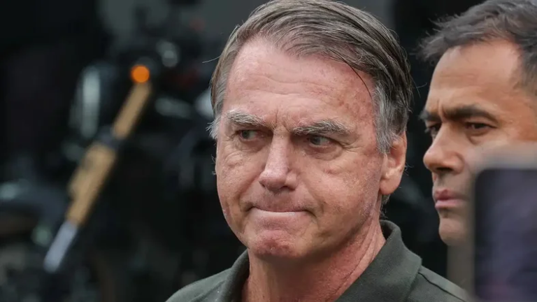 Bolsonaro recebeu PF sem Michelle em casa e não ofereceu resistência à prisão; leia bastidores