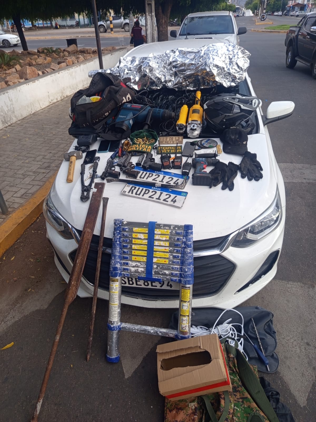 Cinco suspeitos são presos ao tentar arrombar agência bancária em Missão Velha (CE)