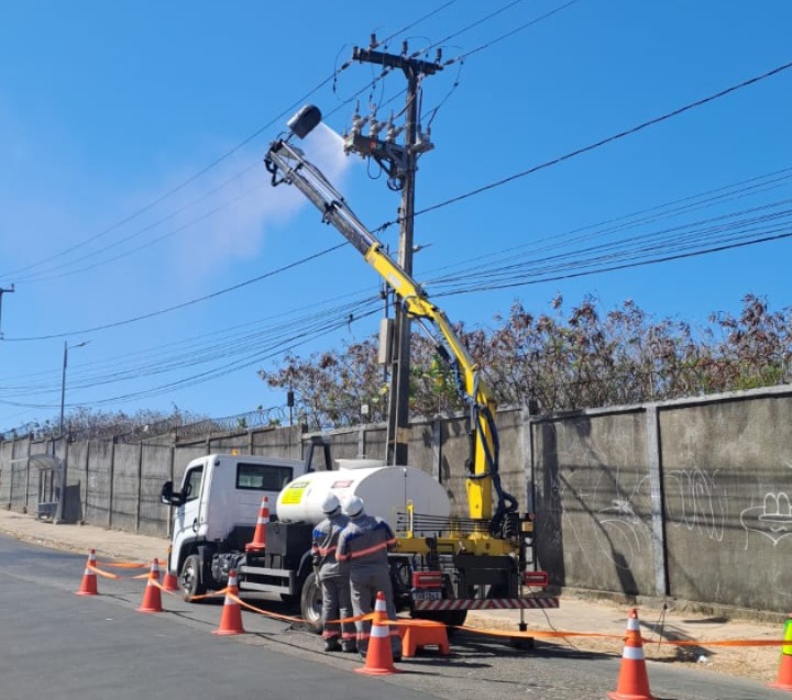 Enel realiza lavagem preventiva em 2,4 mil km de rede elétrica no Ceará