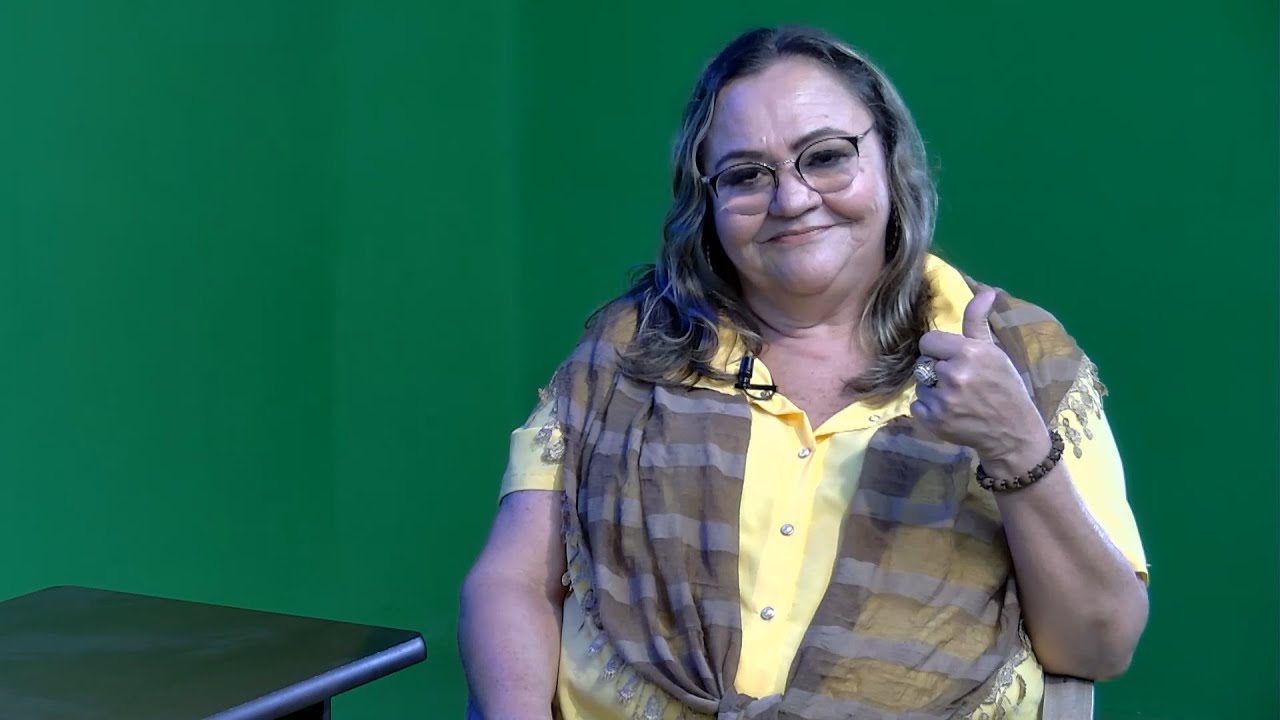 A coreógrafa, bailarina e assistente social Janne Ruth morreu aos 63 anos, na segunda-feira (3), em decorrência de um câncer. A informação foi confirmada pela Escola de Dança Janne Ruth, que publicou uma nota de pesar nas redes sociais. “Que Deus conforte familiares, amigos e toda a comunidade que ela tanto amava. Janne deixa seu legado, a dança do Ceará e do Brasil foi sua grande paixão toda a sua vida. Obrigada por tudo, Janne”, diz o comunicado. Com mais de cinco décadas dedicadas à arte, Janne Ruth foi uma das principais referências da dança no Ceará. Entre suas iniciativas mais marcantes estão a criação do Festival Internacional de Dança de Fortaleza (Fendafor) e do Festival do Conselho Brasileiro da Dança (CBDD Fortaleza), eventos que ajudaram a consolidar o Estado como polo de produção artística e formador de talentos. Nascida em 1962, em Vitória da Conquista (BA), Janne iniciou os estudos em dança aos quatro anos, em Salvador. Um ano depois, mudou-se com a família para Fortaleza, onde aprofundou sua formação e construiu sua carreira. Nos anos 1970, foi aluna do professor e bailarino Hugo Bianchi, concluindo a formação em 1979. Atuou também na Escola de Dança Dora Andrade, primeiro como estudante e depois como professora. Em 1981, fundou a Escola de Dança Janne Ruth, que permanece em atividade até hoje. Foi uma das fundadoras do Grupo Permanente de Dança do Ceará (Gepedance) e do Fórum Estadual de Dança do Ceará. Entre suas criações, destacam-se a Companhia de Dança Janne Ruth, fundada em 1991, e o Grupo Bailarinos de Cristo Amor e Doações, criado três anos depois. Além do trabalho artístico, Janne também se dedicou a projetos sociais voltados a crianças, adolescentes e jovens de comunidades de Fortaleza, o que a motivou a se formar em Serviço Social em 1997. Sua trajetória deixa uma marca profunda na dança cearense e brasileira, unindo arte, fé e compromisso social.