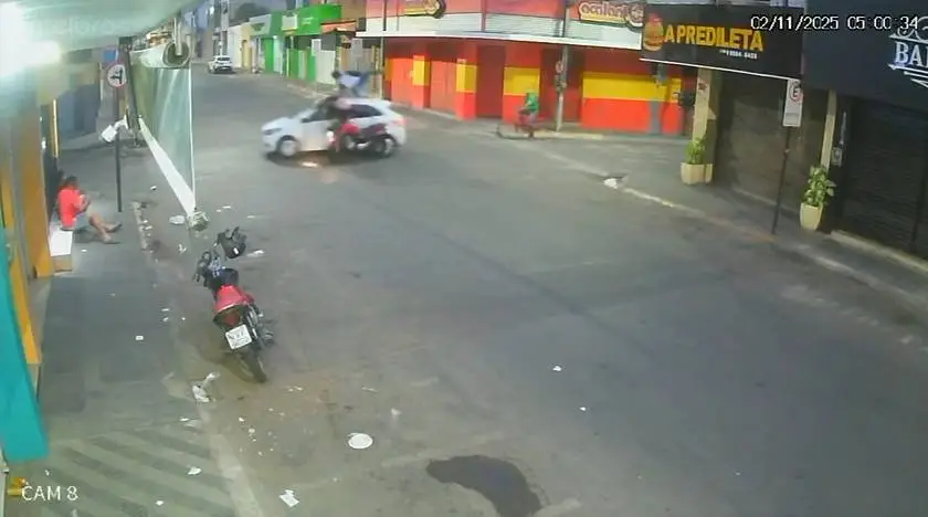 Colisão entre moto e carro deixa dois feridos em cruzamento de Juazeiro do Norte, no Ceará
