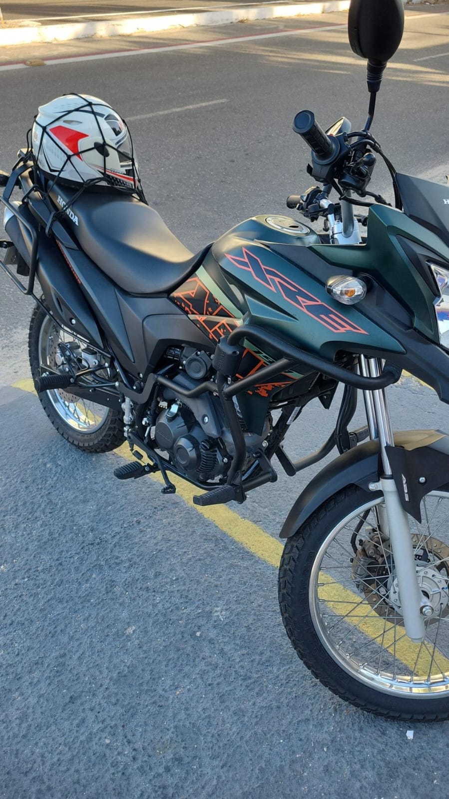 Câmeras flagram dupla roubando motocicleta em frente a residência na Vila Manoel Sátiro