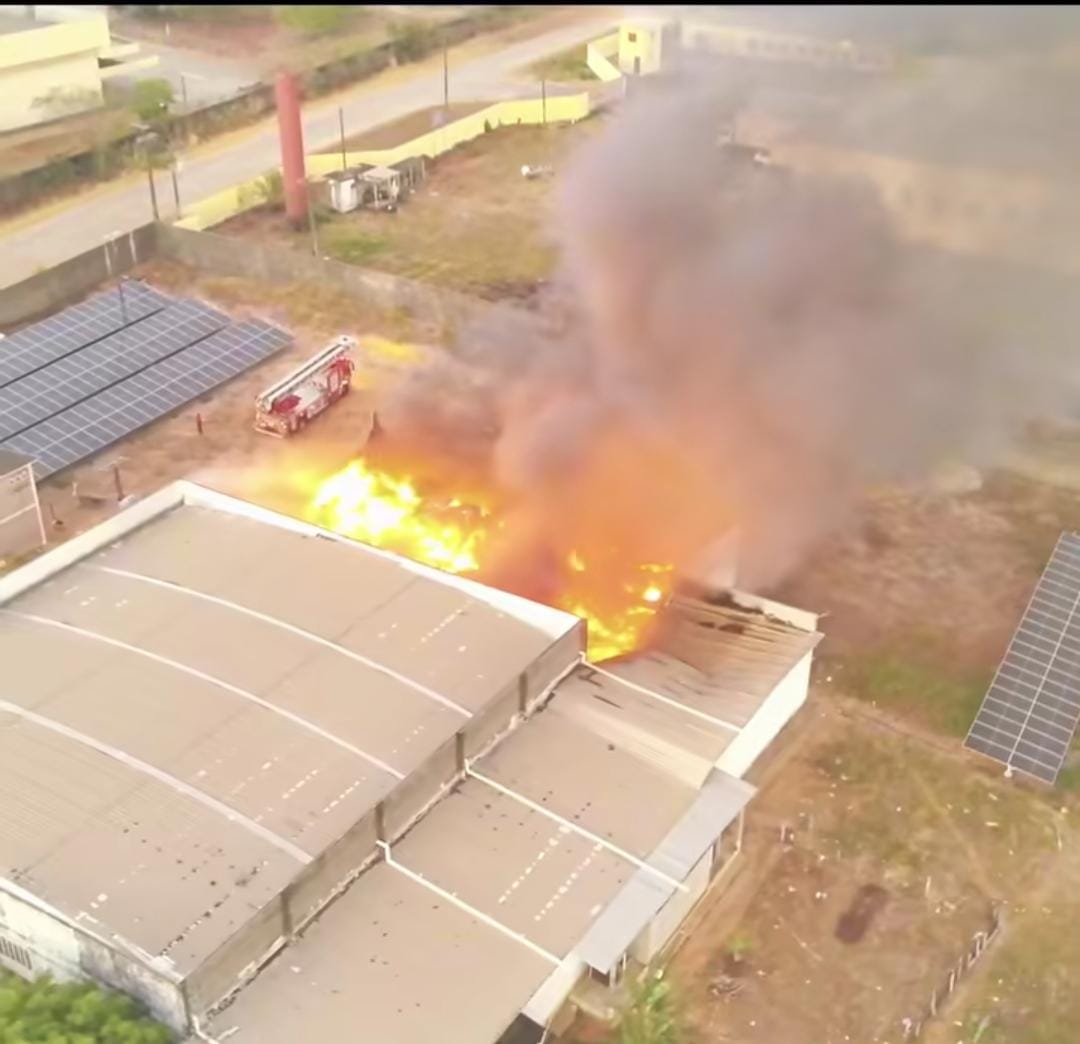 Incêndio de grandes proporções atinge fábrica em Maracanaú; Bombeiros foram acionados