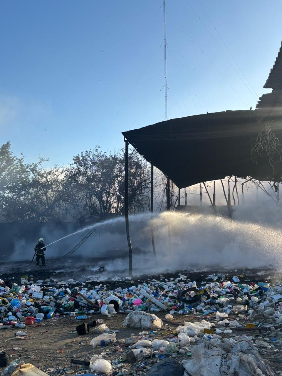 Incêndio atinge galpão de recicláveis no bairro Siqueira e mobiliza quatro equipes dos Bombeiros