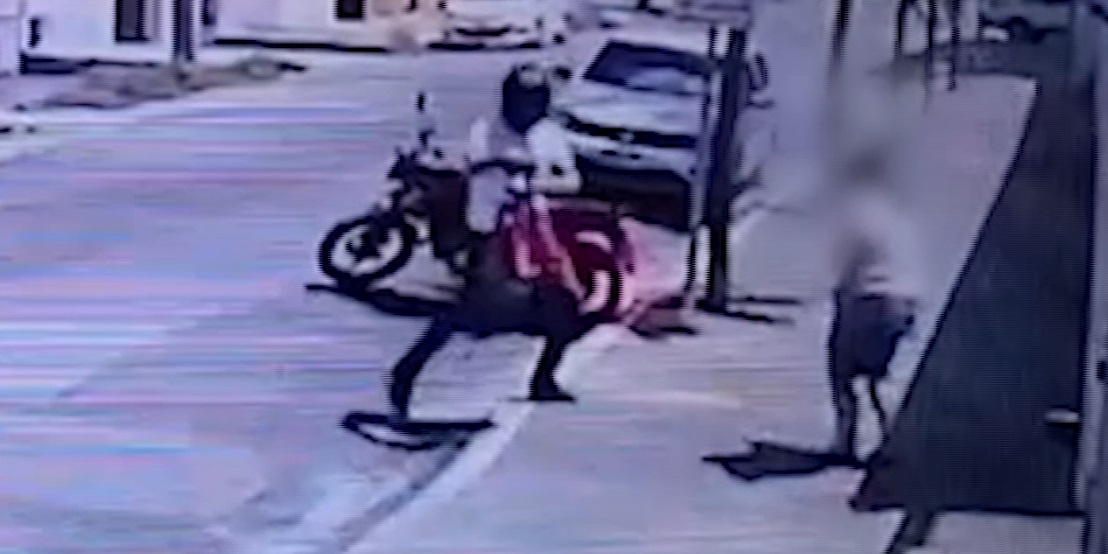 Mulher é assaltada em rua de Fortaleza e tem a bolsa roubada; ação foi flagrada por câmera