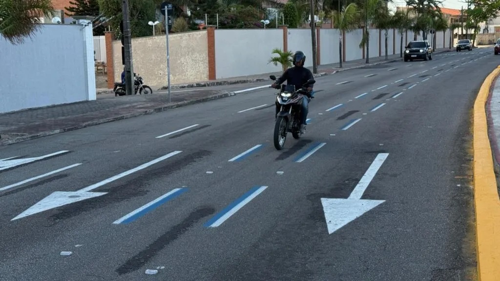 Faixa Azul para motos começa a ser implantada em mais uma avenida de Fortaleza; confira