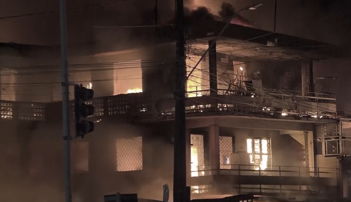 Após incêndio em sucata em Fortaleza, famílias retiradas de imóveis vizinhos não têm para onde ir