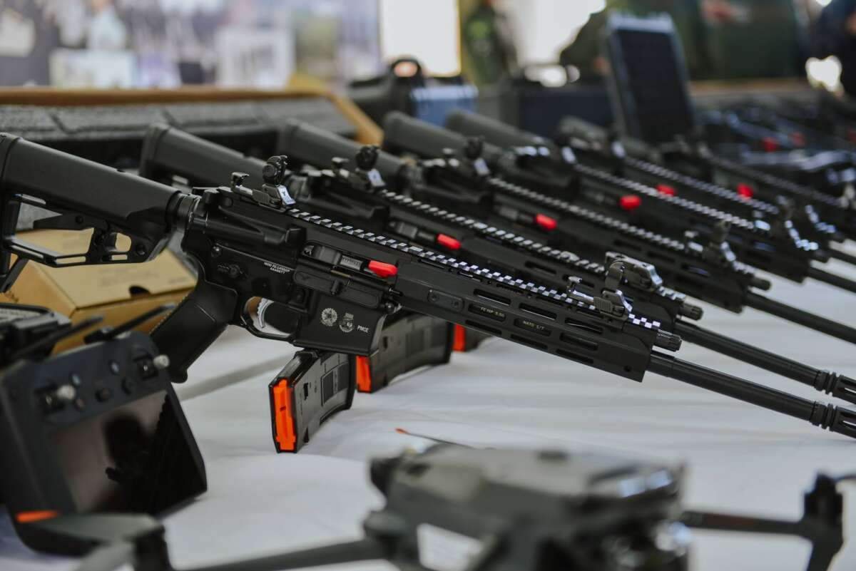 Polícia Militar do Ceará recebe 82 novos fuzis e 15 drones