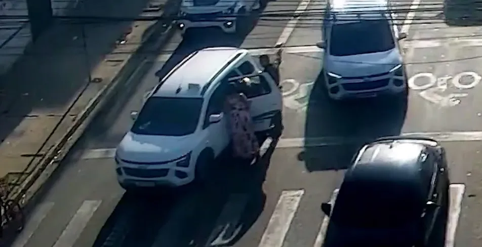 Policiais militares auxiliam parto em táxi em Fortaleza; confira o vídeo