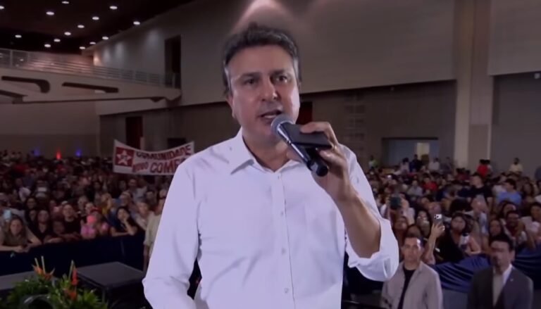 Com Lula, Camilo Santana entrega Carteira Nacional Docente: “para dar orgulho de dizer que é professor”