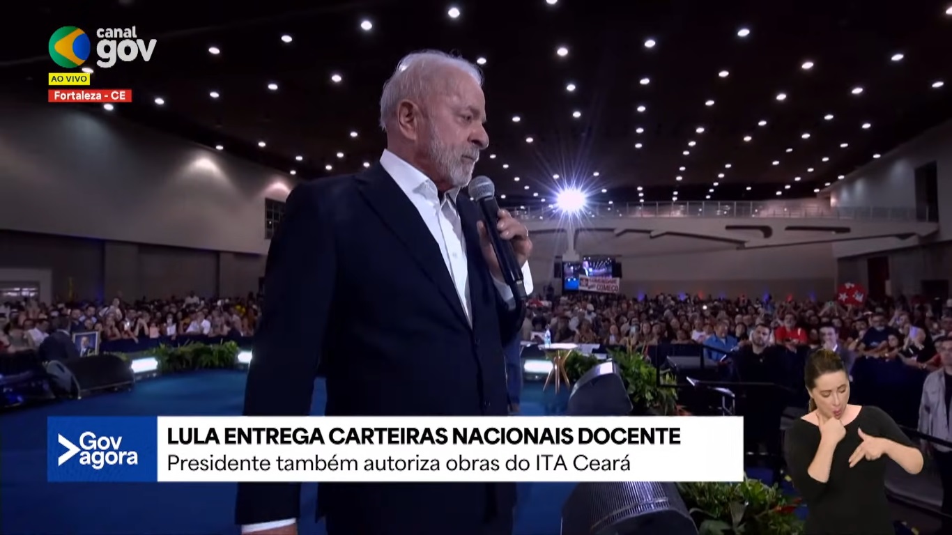 "Quero que o ajudante de pedreiro possa colocar o filho para ser engenheiro", diz Lula no Ceará