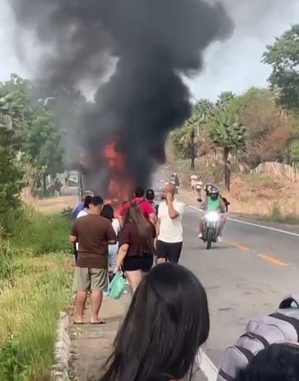 Motociclista morre ao bater de frente em micro-ônibus no Ceará; corpo foi arremessado