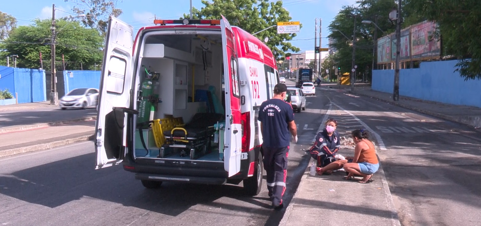 Avenida em Fortaleza tem sequência de acidentes com motos após derramamento de óleo