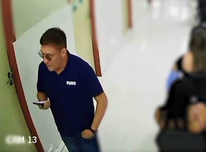 Câmeras de segurança flagram homem furtando notebook em clínica em Fortaleza