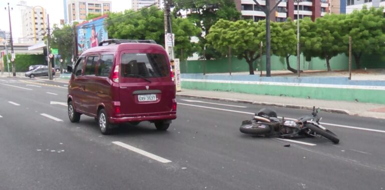 Motociclista fica ferido após colisão com van em Fortaleza; vítima foi socorrida pelo motorista