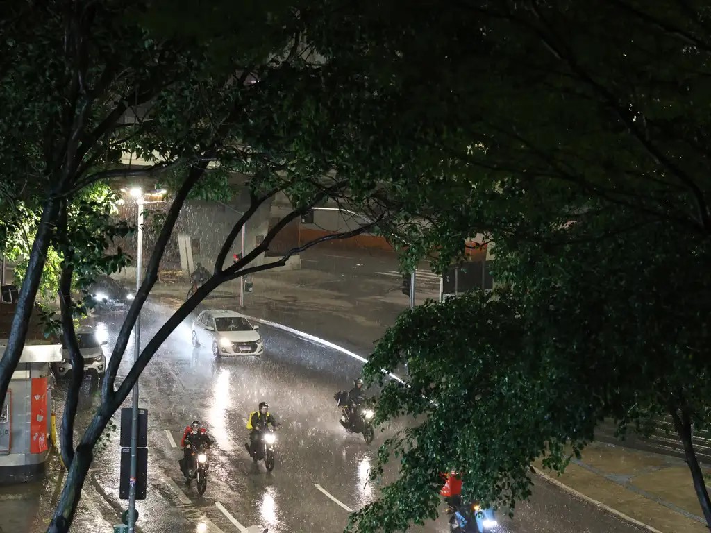 Virada de ano deve ter chuva forte na maior parte do país; veja a previsão