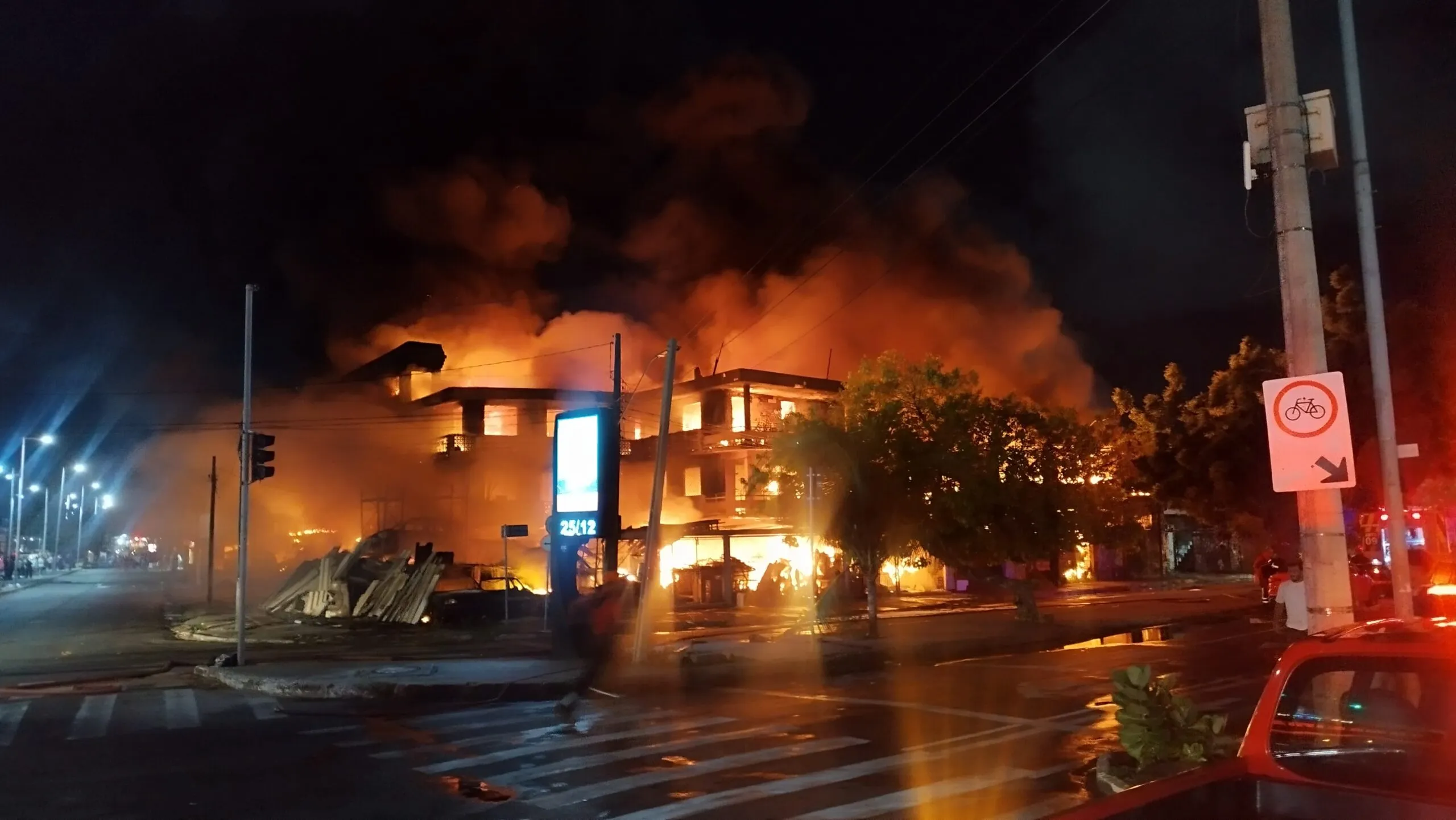 Incêndio de grandes proporções atinge sucata Chico Alves, em Fortaleza