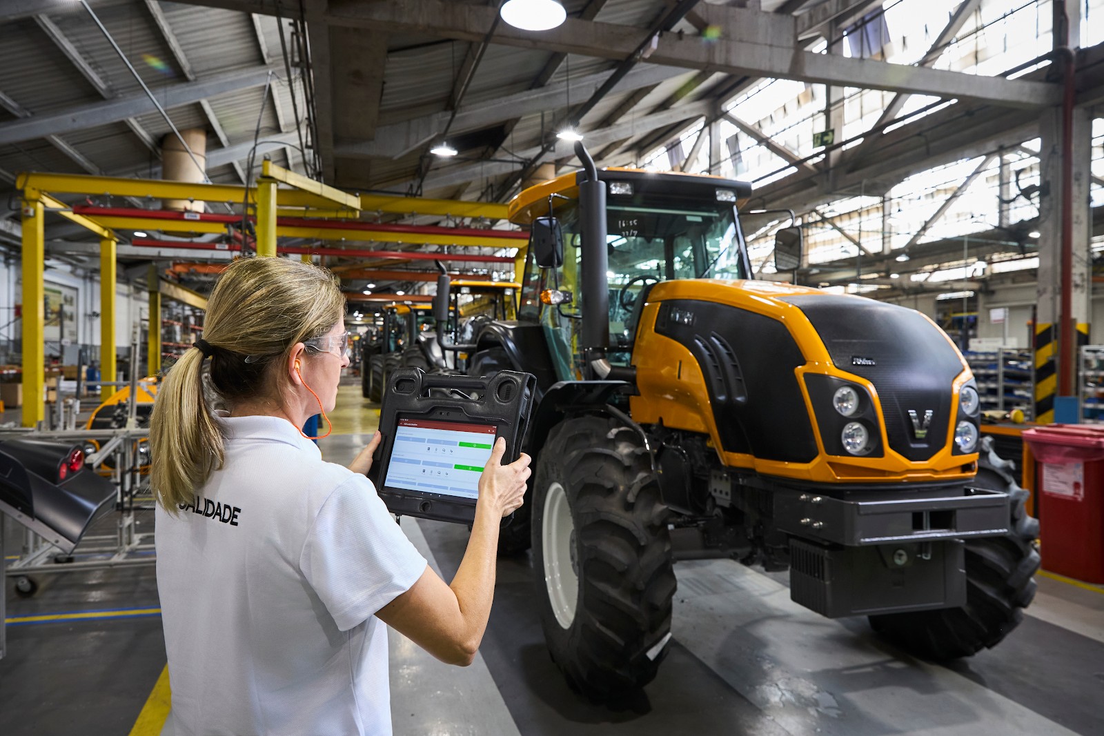 AGCO aplica inteligência artificial para produzir tratores ‘sob medida’ no Brasil