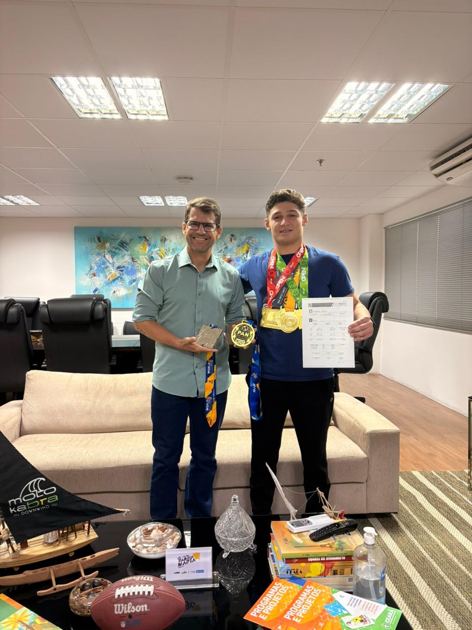 Sesporte entrega passagens aéreas de nível internacional para cearense representar o estado em Portugal