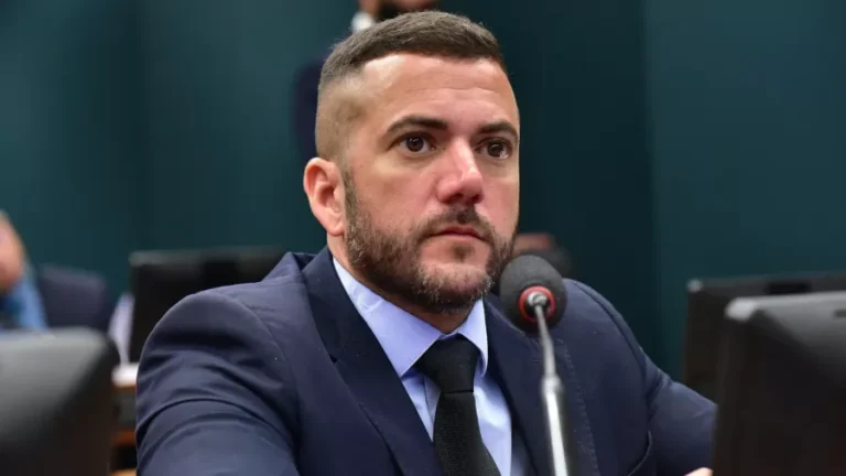 Quem é Carlos Jordy, alvo de operação da PF por suspeita de desvios na cota parlamentar