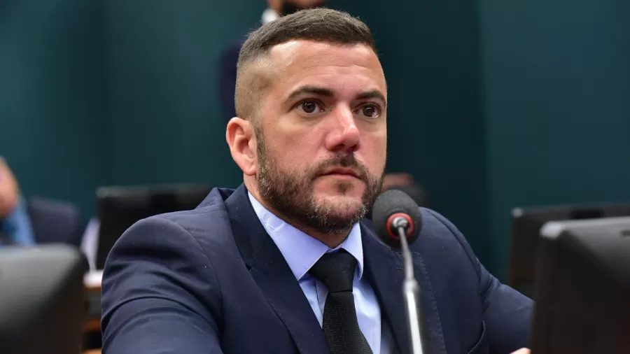 Quem é Carlos Jordy, alvo de operação da PF por suspeita de desvios na cota parlamentar