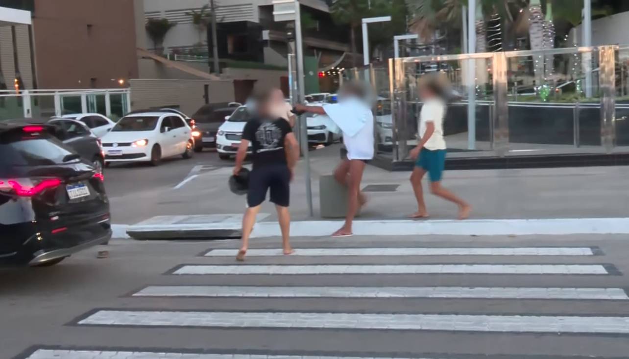 Homem é agredido por motociclistas após cobrar respeito à faixa de pedestres na Av. Beira-Mar