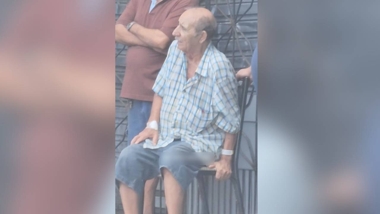 Chico Alves, de 84 anos, se emociona em visita à sucata dois dias após incêndio em Fortaleza