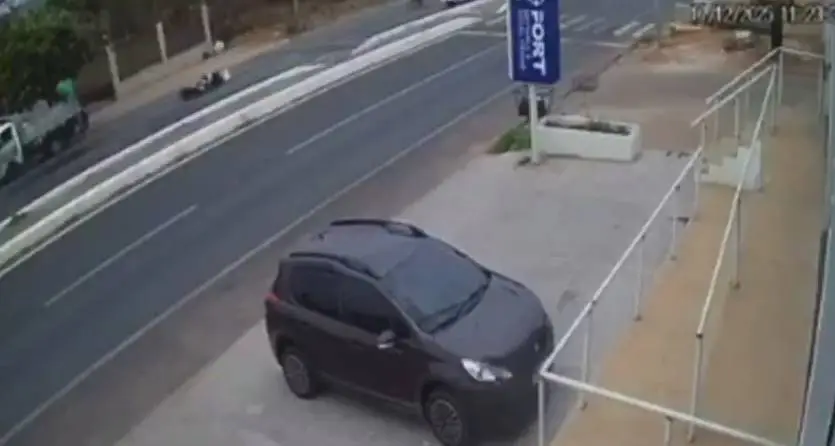 Dois motociclistas caem em sequência após derramamento de óleo em avenida no Crato (CE)