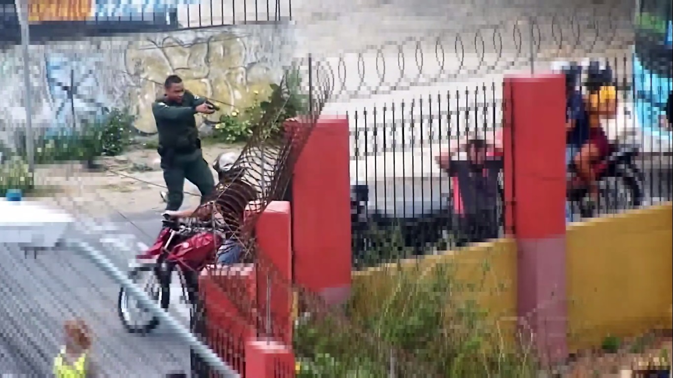 Polícia Militar recupera moto roubada em Fortaleza após flagra do Nuvid; veja o vídeo