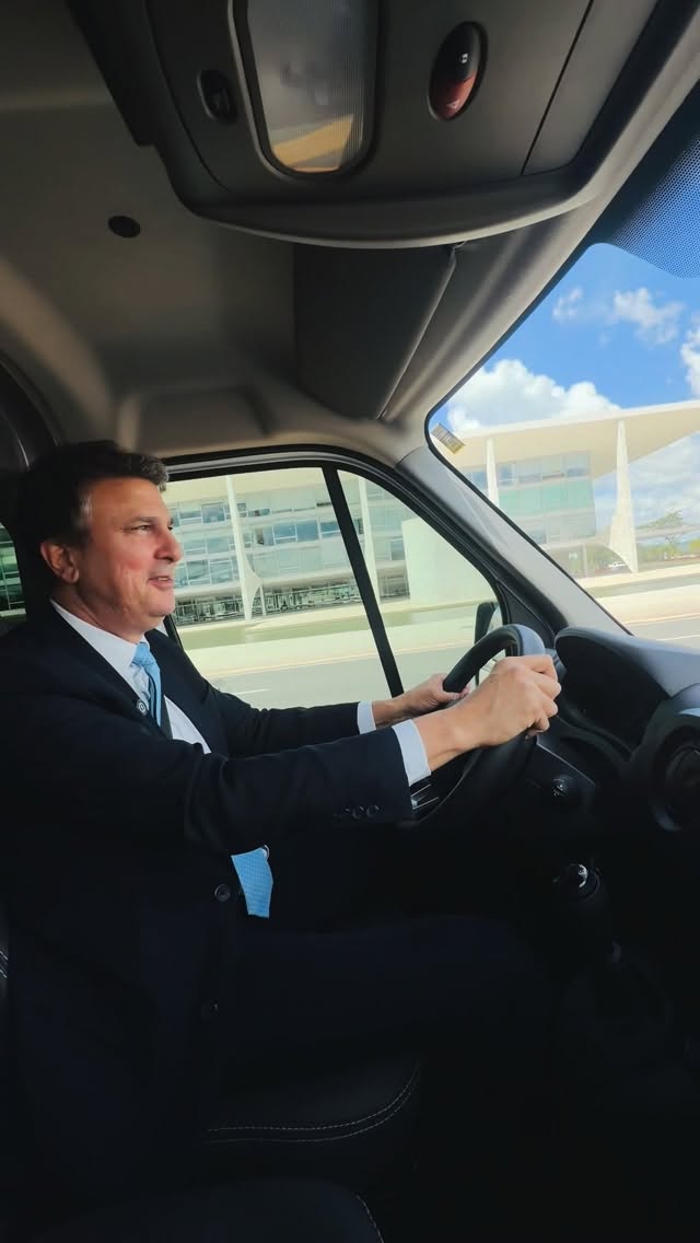 Camilo Santana coloca CNH categoria D em prática e leva equipe do MEC para comemoração