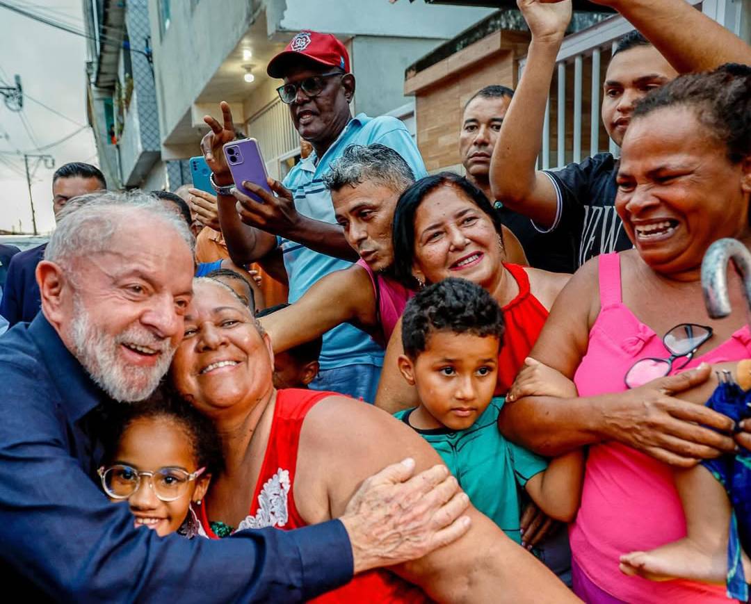 Brasileiros estão mais otimistas com novo ano e 69% projetam melhora de vida, aponta pesquisa