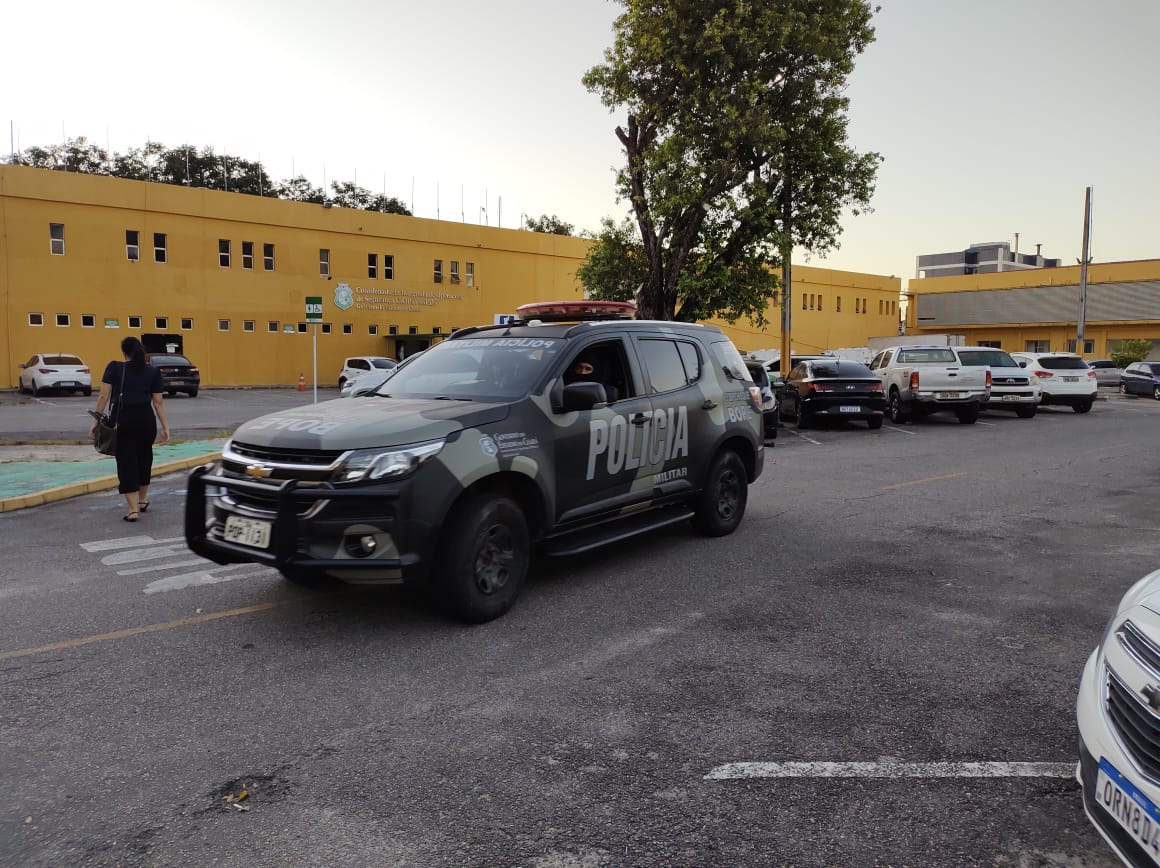 Homem envolvido em homicídio é baleado e preso em operação da PM, em Fortaleza